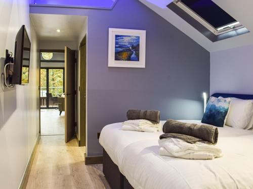2 camas en una habitación con paredes moradas en Dundonald Landing - Palm 3 - Uk35430, en Connel