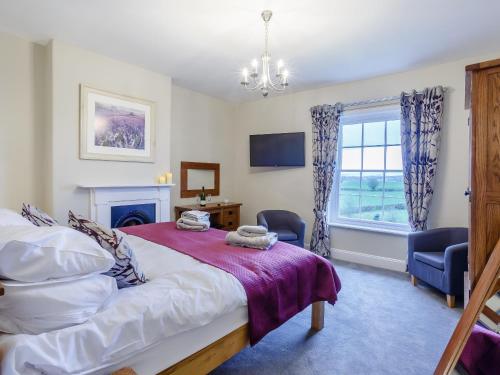 1 dormitorio con cama y ventana en Old Upper Gwestydd, en Highgate