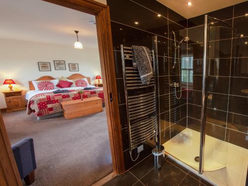 1 dormitorio y baño con ducha. en Gowan Bank Farm Cottage en Staveley