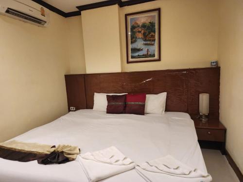 A bed or beds in a room at Hollywood Inn Love Patong