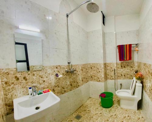 La salle de bains est pourvue d'un lavabo et de toilettes. dans l'établissement The Lumbini Hotel, à Rummindei