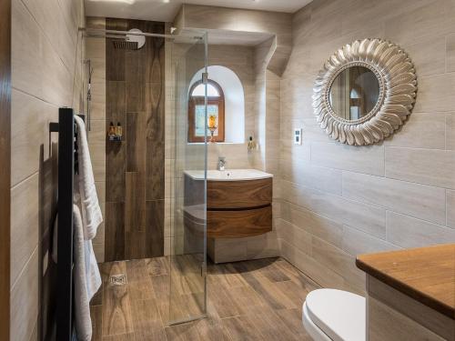 y baño con lavabo y espejo. en Cedar Barn - Uk33352 en Buttershaw