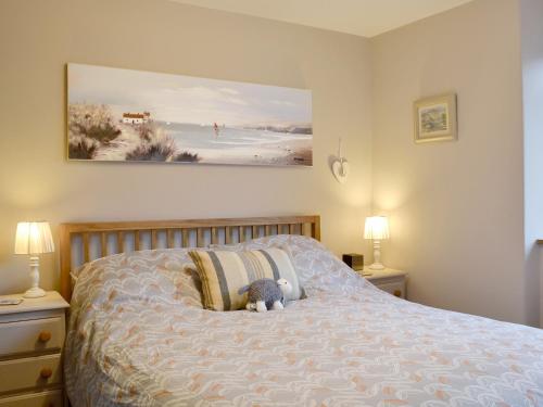um quarto com uma cama com um urso de peluche em Little Nook em Ambleside