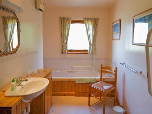 a bathroom with a tub and a sink at Treetops Lodge - Uk30556 in Urchany