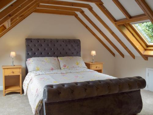 Dinas的住宿－Keepers Nook - Dinas Country Club，一间卧室配有床和2个床头柜
