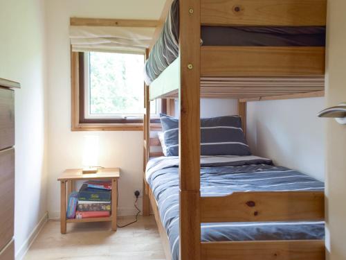 Cenarth的住宿－Oak Haven，一间卧室配有双层床和书桌