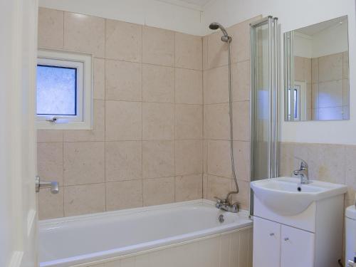 Cenarth的住宿－Oak Haven，带浴缸和盥洗盆的浴室