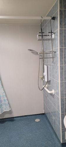Bilik mandi di 16 Decent Homes