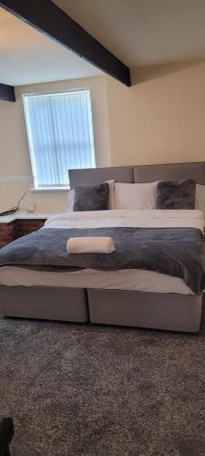Кровать или кровати в номере 16 Decent Homes