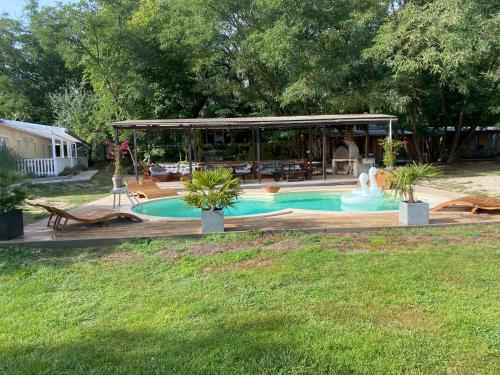 Taman di luar Ferienparadies Waldidylle, Familiengeführt seit über 20 Jahren - mit großem Pool und viel Platz!