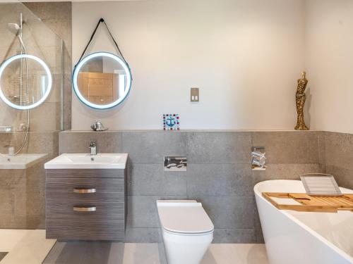 łazienka z toaletą, umywalką i wanną w obiekcie Uk34190 - Gowan View w mieście Arkholme