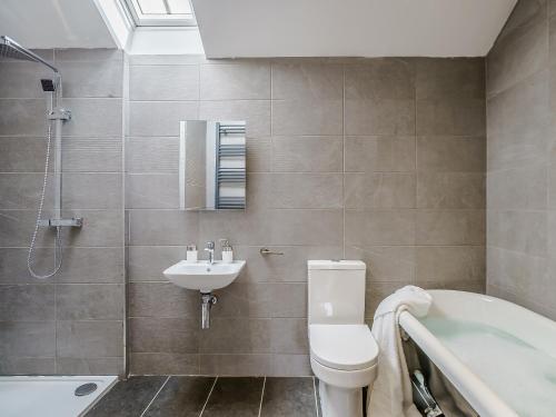 uma casa de banho com um WC, um lavatório e uma banheira em Ty Felin - Uk12744 em Acrefair