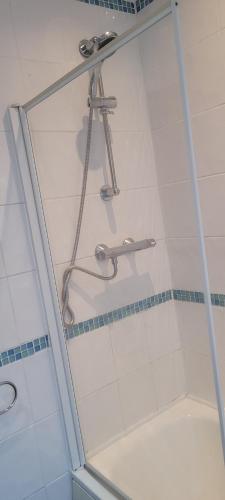 eine Dusche im Bad mit Glastür in der Unterkunft 18 Decent Homes in Manchester