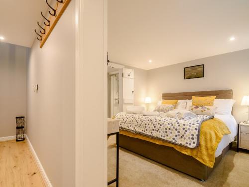 um quarto com uma cama grande e almofadas amarelas em Mission Room em Wensley
