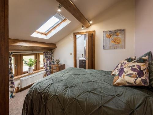 um quarto com uma cama e uma clarabóia em Sycamore Barn - Uk33353 em Buttershaw