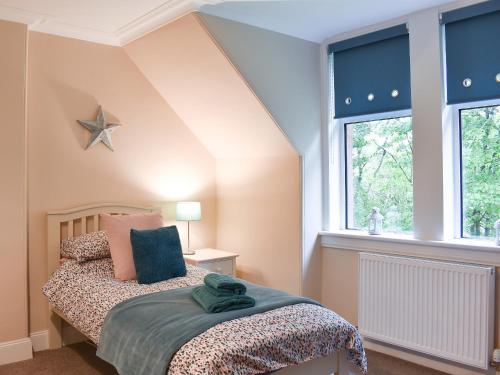 sypialnia z łóżkiem i 2 oknami w obiekcie Ingleside w mieście Whiting Bay