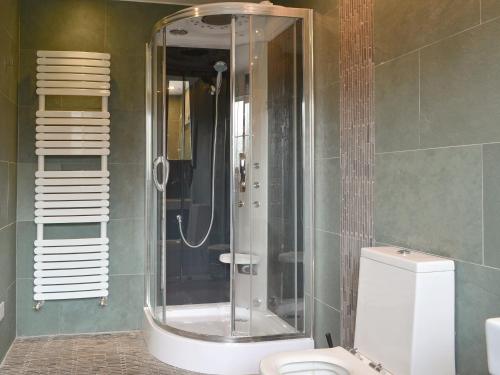 W łazience znajduje się przeszklony prysznic i toaleta. w obiekcie West Fells Cottage w mieście Arlecdon