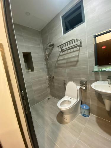 łazienka z toaletą i umywalką w obiekcie Best Hotel w Ho Chi Minh