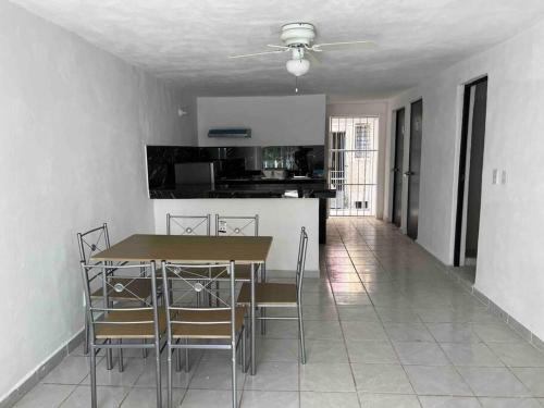 eine Küche und ein Esszimmer mit einem Tisch und Stühlen in der Unterkunft Departamento Todo Cerca Playa Azul in Manzanillo