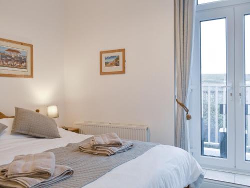 een slaapkamer met een bed met handdoeken erop bij Sandrock House in Sheringham