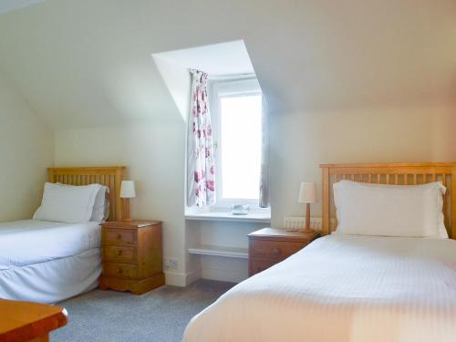 um quarto com 2 camas e uma janela em Brighton House em Nairn