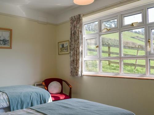 een slaapkamer met 2 bedden en een raam bij Valley View-e1866 in Powerstock