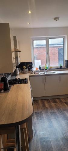 uma cozinha com um lavatório e uma bancada em 21 Decent Homes em Manchester