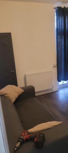 een woonkamer met een bank en een raam bij 21 Decent Homes in Manchester