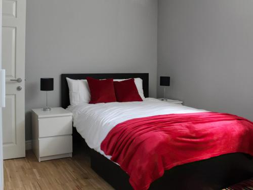 מיטה או מיטות בחדר ב-Riverside Penthouse - Uk31551