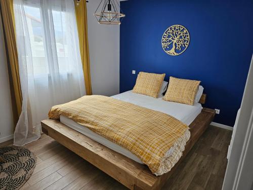 a bedroom with a bed with a blue wall at Villa in Passa