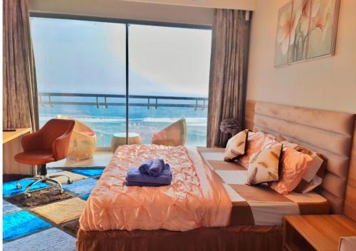 een slaapkamer met een bed en uitzicht op de oceaan bij Luxury Studio Apartment , Delhi NCR in Noida