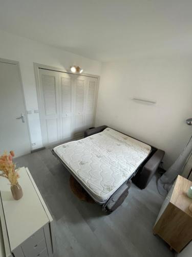 une chambre avec un lit dans le coin d'une pièce dans l'établissement Appartement sur Le Barcares, au Barcarès