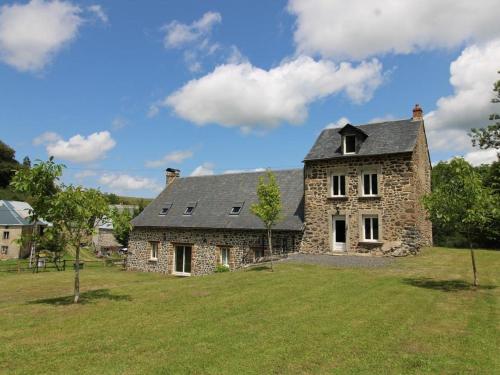 Gîte Vèze, 5 pièces, 10 personnes - FR-1-742-521