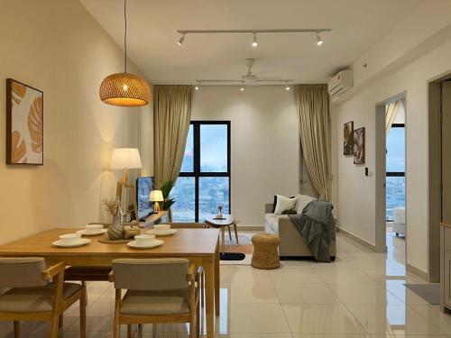 een eetkamer en een woonkamer met een tafel en stoelen bij KL City View 2R1B Free Wifi 6pax in Kuala Lumpur