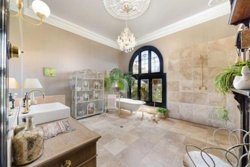 een badkamer met een bad, een wastafel en een bad bij Wembley House, Southern Highlands in Berrima