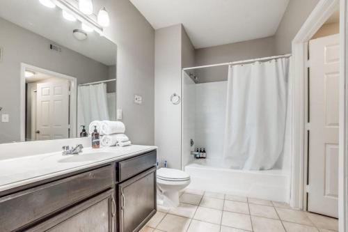 a bathroom with a sink and a toilet and a shower at Cozysuites Lovely 1BR Prairie Crossing Apartment 3 in Farmers Branch