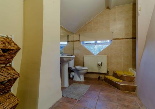uma casa de banho com um WC e um lavatório em Street Farm-Metfield em Metfield