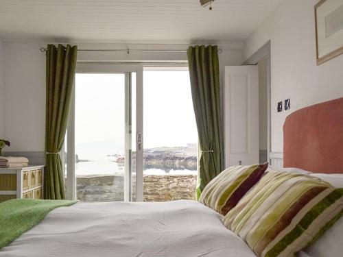 EllanbeichにあるMisty Isles Cottage - S4577のベッドルーム1室(ベッド1台、大きな窓付)
