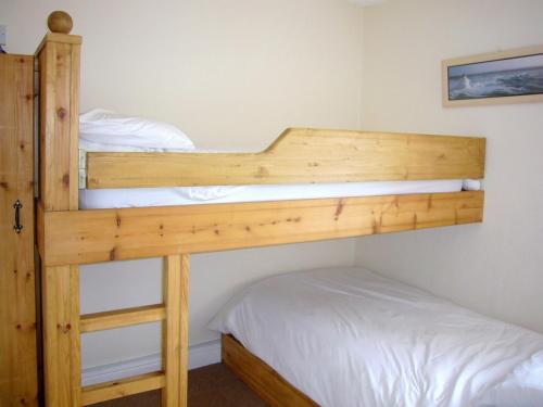 TrevilleyにあるSevenstonesのベッドルーム1室(二段ベッド2組付)
