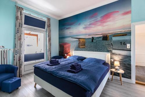 a bedroom with a blue bed and a painting on the wall at Ferienwohnung am historischen Markt in Friedrichstadt