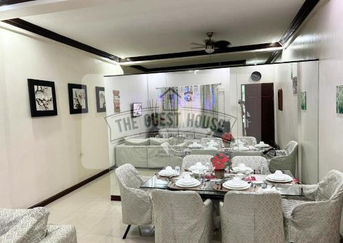 - une salle à manger avec une table et des chaises dans l'établissement The Guest House, à Lucena
