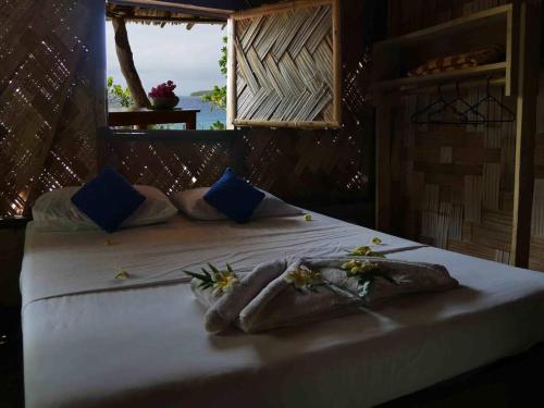 um quarto com uma cama com flores em Nawori Sea View Bungalows N tours Packages em Wortatcha