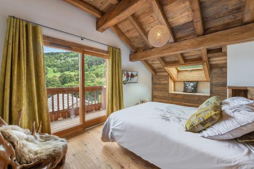 Giường trong phòng chung tại Le Cheval Blanc Luxe, skis aux pieds, jacuzzi, hammam, salle de cinéma