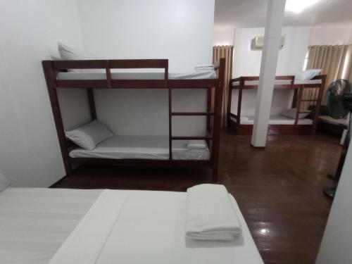 Poschodová posteľ alebo postele v izbe v ubytovaní Citywalk Hotel