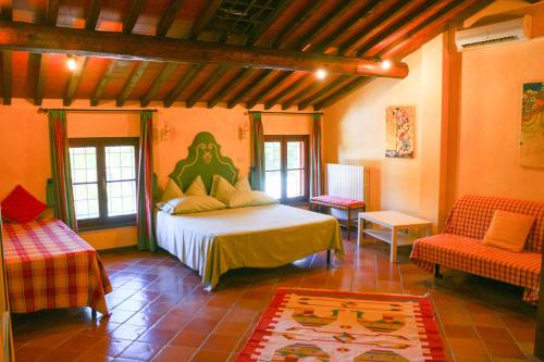 a bedroom with a bed and a couch in a room at Bed and breakfast Casa Formica in Cascina