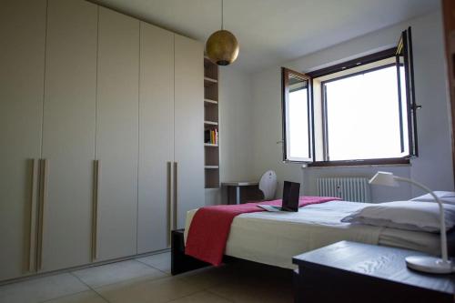 מיטה או מיטות בחדר ב-Wolf Apartment - Apartment in Langhe
