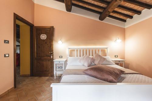 ein Schlafzimmer mit einem großen Bett in einem Zimmer in der Unterkunft Masseria del Bosco - Podere Poderuccio in Chianciano Terme