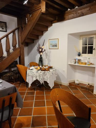 Chambres d'hôtes Domaine des Formes في Effiat: غرفة طعام مع طاولة وكراسي