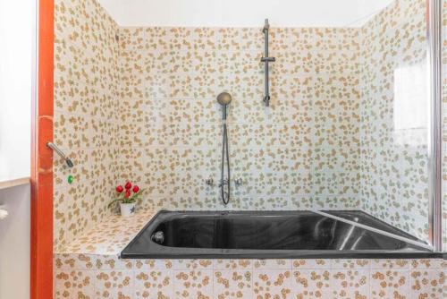 cocina con fregadero en una habitación en Moncler House Navigli, en Milán