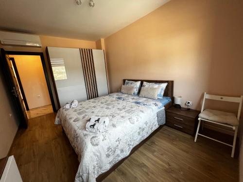 1 dormitorio con 1 cama grande y 1 silla en Breathtaking sea view apartment en Varna